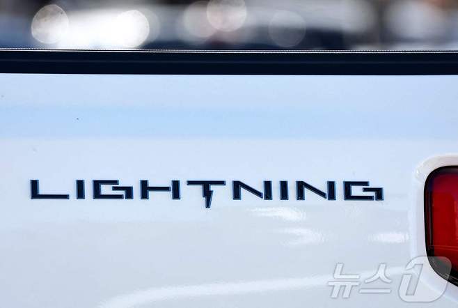 포드의 전기 픽업트럭 F-150 라이트닝이 2024년 8월 21일(현지시간) 미국 캘리포니아주 글렌데일의 한 포드 대리점에 판매용으로 전시돼 있다. 2024.08.21. ⓒ AFP=뉴스1 ⓒ News1 윤다정 기자