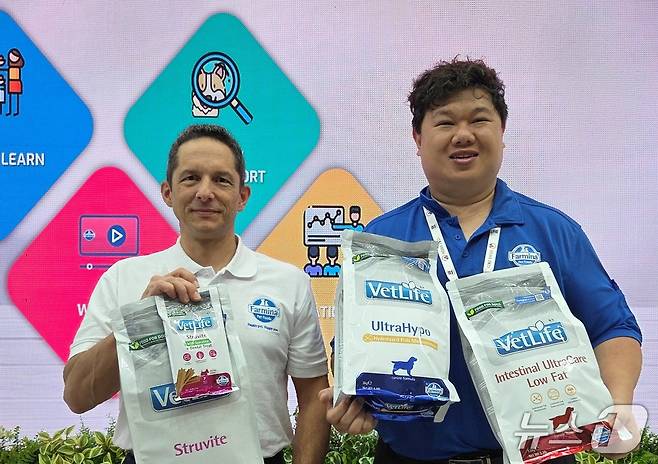 파미나 아시아태평양 총괄 Raphael Grillon 대표(왼쪽)와 FOON SENG CHOY 수의사 ⓒ 뉴스1
