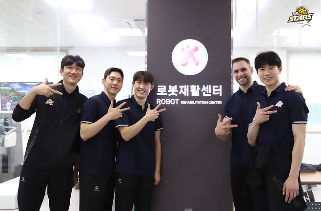 KB손해보험 선수들이 연고지내 리하트 병원에서 나눔 활동을 했다.(KB손해보험 제공)