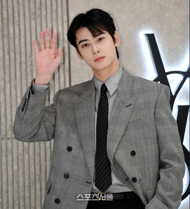 차은우가 31일 서울 중구 신세계백화점 본점에서 열린 생 로랑 스토어 리뉴얼 오프닝 행사에 참석해 포즈를 취하고 있다.  2025. 3. 31. 최승섭기자 thunder@sportsseoul.com