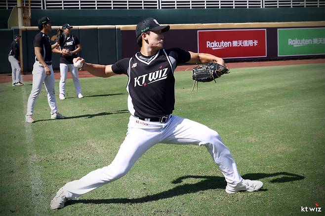 박지훈이 캐치볼을 하고 있다. 사진 | KT 위즈