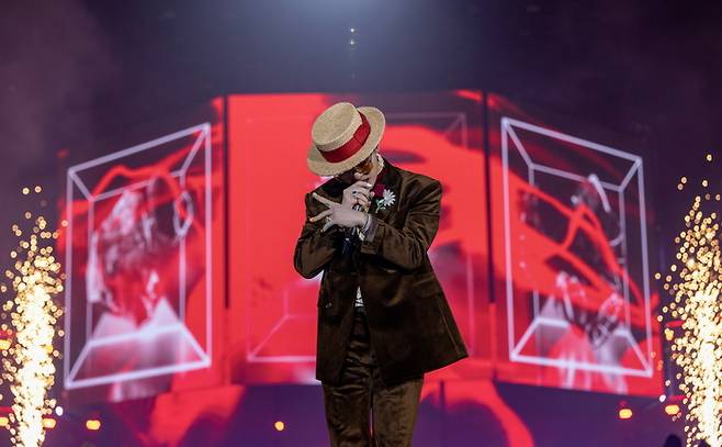 지난 11월 1일 대만 타이베이에서 진행된 ‘G-DRAGON 2025 월드투어 [위버맨쉬]’에서 지드래곤이 무대를 펼치고 있다.  사진ㅣ쿠팡플레이