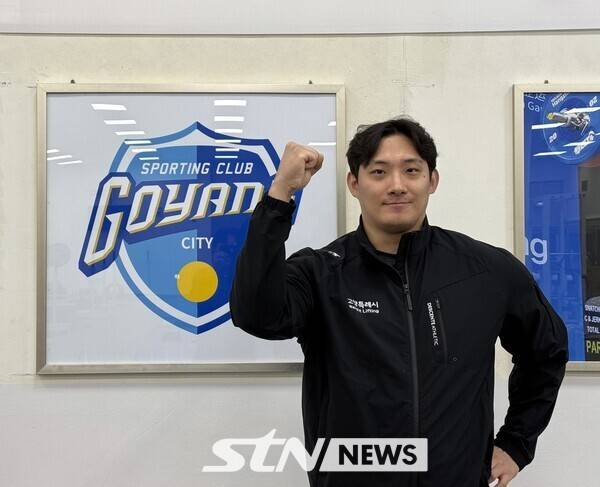 진윤성이 인터뷰 종료 후 포즈를 취하고 있는 모습. /사진(고양)=강의택 기자