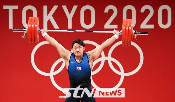 역도 진윤성이 2021년 일본 도쿄 국제포럼에서 열린 '2020 도쿄올림픽' 남자 역도 109kg급 경기 인상 1차시기에 180kg을 들어 올리고 있다. /사진=뉴시스