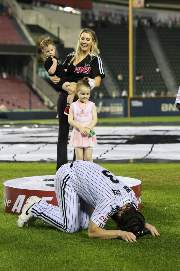 전 LG 트윈스 소속 케이시 켈리가 지난 2024년 7월 20일 구단과 고별식에서 팬들을 향해 큰 절을 하고 있다. /사진=LG트윈스