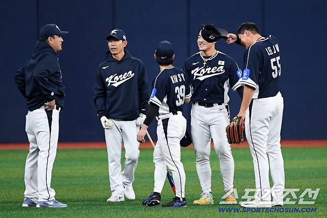 이진영-김재걸 코치와 함께 시작한 외야조 수비 훈련.