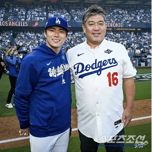 야마모토가 시구를 맡은 레전드 노모와 함께 한 모습. 사진출처=LA 다저스 SNS