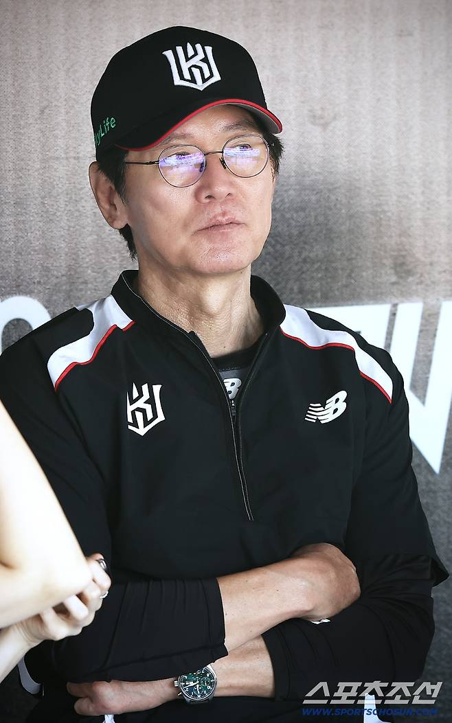 KT 이강철 감독이 2025 타오위안 아시아 프로야구 교류전에서 훈련하는 선수들을 지켜보고 있다. 사진제공=KT 위즈