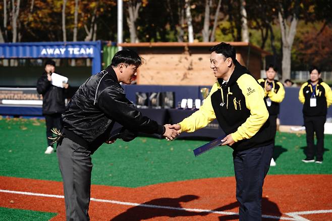 이승엽 이사장(오른쪽). 사진=이승엽 재단