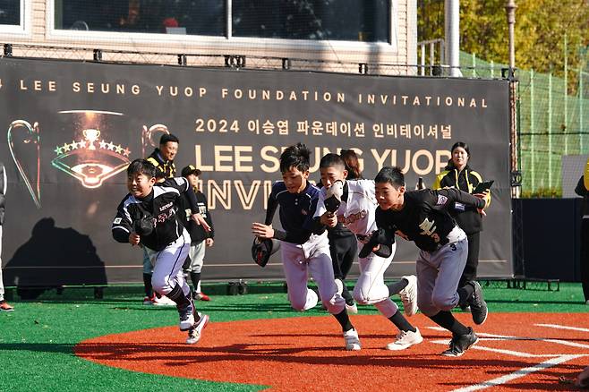 레크레이션을 하는 참가 선수들. 사진=이승엽 재단