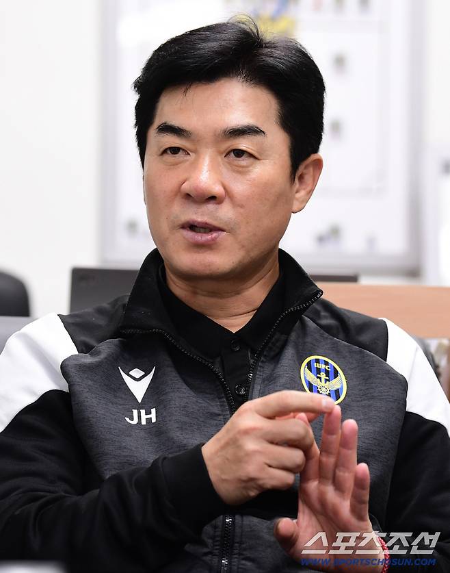 인천 유나이티드FC 윤정환 감독이 본지와 인터뷰에서 우승 소감을 밝히고 있다. 인천=송정헌 기자songs@sportschosun.com/2025.11.05/