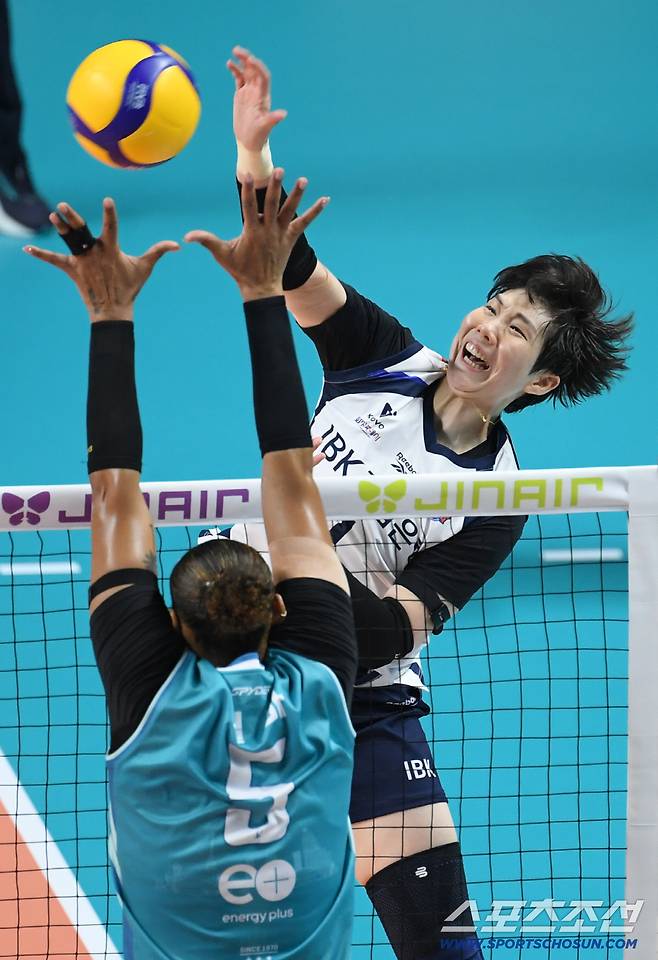 19일 장충체육관에서 열린 V리그 GS칼텍스와 IBK기업은행의 경기. IBK 이소영이 블로킹을 피해 공격을 시도하고 있다. 장충=박재만 기자 pjm@sportschosun.com/2025.10.19/