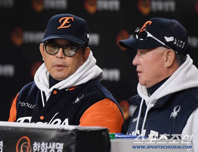 31일 대전 한화생명볼파크에서 열린 LG와 한화의 한국시리즈 5차전. 양상문 투수코치가 김경문 감독과 대화하고 있다. 대전=정재근 기자 cjg@sportschosun.com/2025.10.31/
