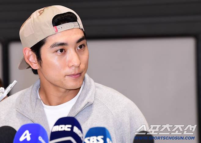 이정후가 9월 30일 오후 인천공항 제2터미널을 통해 귀국했다. 인터뷰를 하고 있는 이정후. 인천공항=송정헌 기자songs@sportschosun.com/2025.09.30/