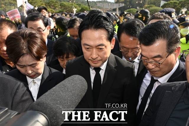 장동혁(가운데) 국민의힘 당대표와 양향자(왼쪽) 최고위원이 6일 오후 광주 북구 운정동 국립5·18민주묘지에서 광주시민들에 의해 참배가 가로막히자 제단 옆에서 5초간 묵념하며 참배를 대신하고 있다. /뉴시스