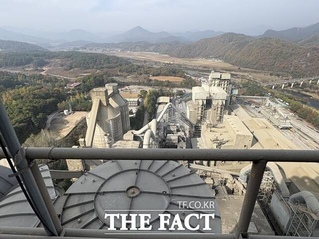 영월공장은 석회석 저장부터 소성, 출하까지 생산설비가 공정 순서대로 일직선으로 배치돼 시멘트 제조 공정을 한 눈에 이해할 수 있다. /공미나 기자