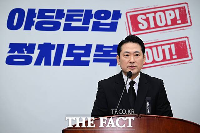 장동혁 국민의힘 대표가 7일 정부의 10·15 부동산 대책을 두고 "한마디로 표현하면 '교통체증으로 길이 막힌다고 했더니, 차량을 사지 말라'는 정책"이라고 비판했다. 사진은 장 대표가 4일 오전 서울 여의도 국회에서 열린 의원총회에 참석해 발언하고 있는 모습. /남윤호 기자