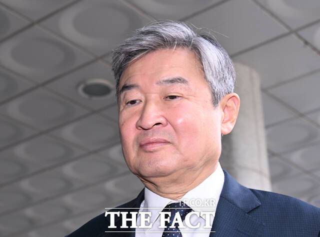 12·3 비상계엄 전후 상황에 관여한 혐의를 받는 조태용 전 국정원장이 15일 오전 서울 서울고등검찰청 청사에 마련된 내란 특검 사무실에 피의자 신분으로 출석하고 있다./이새롬 기자