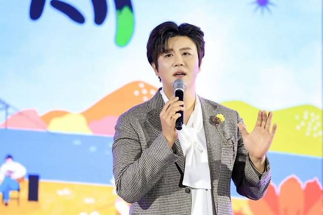 트롯천재 진해성, 해군장병지원사업에 500만원 기부.