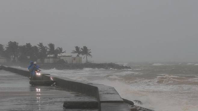 지난 6일 베트남 중부 다낭의 끄어다이 해변에 파도가 치는 모습