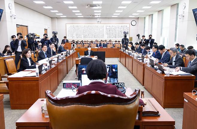 6일 서울 여의도 국회에서 열린 법제사법위원회 제429회국회(정기회) 제12차 전체회의에서 추미애 위원장이 의사봉을 두드리고 있다. /뉴스1