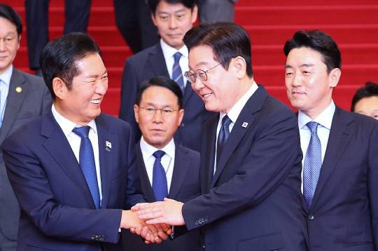 이재명 대통령이 4일 2026년도 정부 예산안 시정연설을 마친 뒤 국회를 나서며 더불어민주당 정청래 대표와 인사하고 있다. 연합뉴스