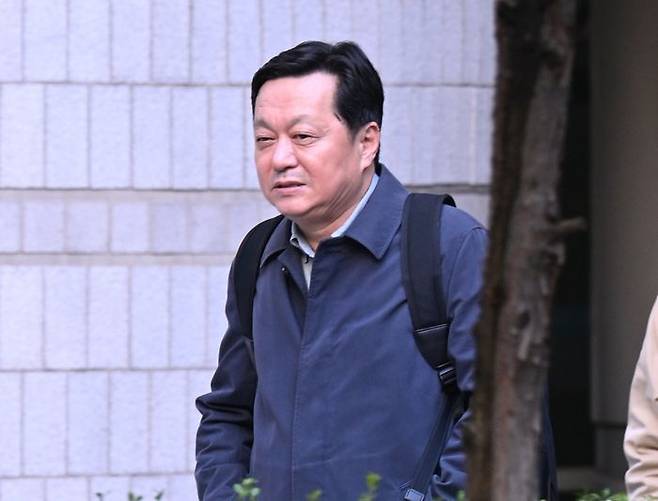 정진상 전 더불어민주당 당대표실 정무조정실장이 7일 서울 서초구 서울중앙지법에서 열린 '대장동 배임·성남FC 뇌물' 관련 1심 속행 공판에 출석하고 있다.ⓒ연합뉴스