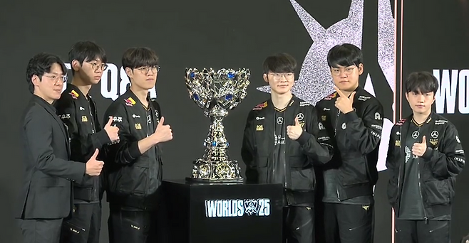 (왼쪽부터) 김정균 T1 감독, '도란' 최현준, '오너' 문현준, '페이커' 이상혁, '구마유시' 이민형, '케리아' 류민석이 7일 중국 청두에서 열린 2025 롤드컵 결승 미디어데이에 참석해 기념촬영을 진행하고 있다. 라이엇 게임즈 온라인 중계 캡처.