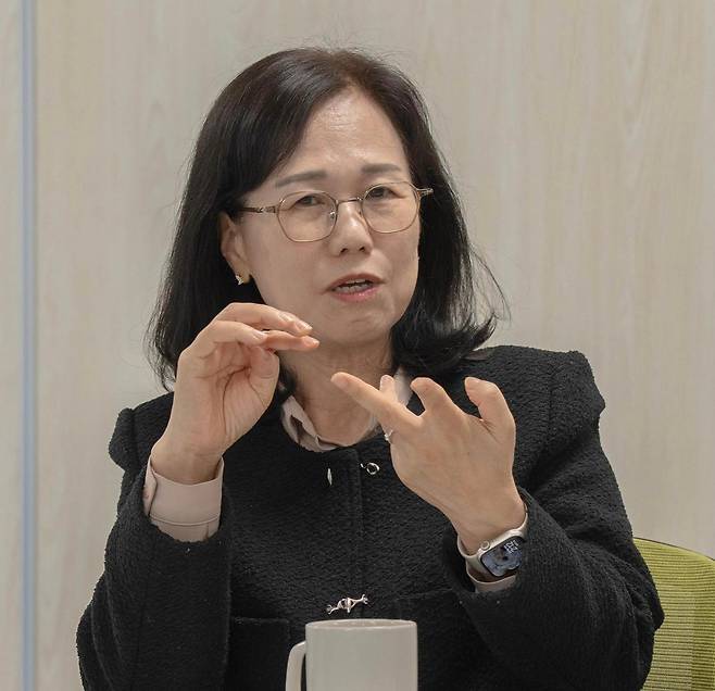 김혜애 경기환경에너지진흥원장이 5일 경기 김포시 본사에서 동아일보와 인터뷰하고 있다. 그는 “탄소중립과 기후 위기 대응은 환경보호를 넘어 인간의 생존과 경제의 지속가능성을 지키는 일”이라고 말했다. 경기환경에너지진흥원 제공