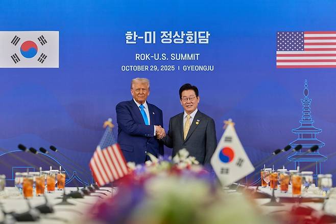이재명 대통령과 도널드 트럼프 미국 대통령이 29일 경북 경주박물관에서 한미 정상회담 기념촬영을 하고 있다. 사진=대통령실 제공