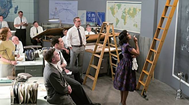 백인 남성 과학자들도 못 풀던 수식을 해결 중인 캐서린. /20세기 폭스