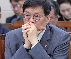 이창용 한국은행 총재가 10월 29일 국회 기획재정위원회에서 열린 2025년 종합 국정감사에 출석해 의원 질의를 듣다 생각에 잠겨 있다. /연합뉴스