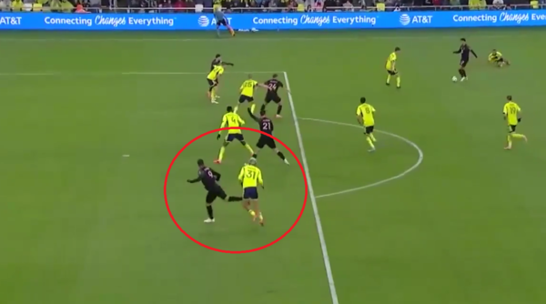 루이스 수아레스의 발길질. MLS 공식 홈페이지 영상 캡처 및 편집