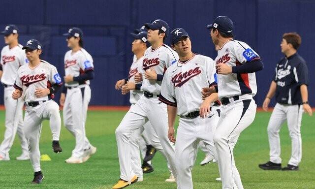 한국 야구대표팀 선수들이 4일 서울 고척스카이돔에서 본격적인 훈련에 앞서 스트레칭으로 몸을 풀고 있다. 연합뉴스