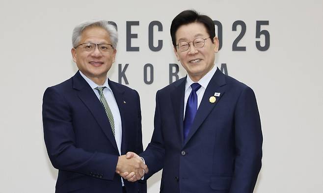 이재명 대통령이 10월31일 경북 경주화백컨벤션센터(HICO)에서 젠슨 황 엔비디아(NVIDIA) 대표를 접견하고 있다. 대통령실사진기자단