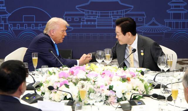 이재명 대통령과 도널드 트럼프 미국 대통령이 29일 경북 경주 힐튼호텔 그랜드볼룸에서 열린 이 대통령 주최 정상 특별만찬에서 악수하고 있다. 연합뉴스