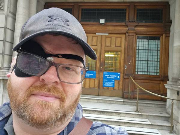 영국의 한 40대 남성이 매일 수십 차례 환각으로 가슴이 큰 여성을 봤다는 사연이 전해졌다./사진=더 선