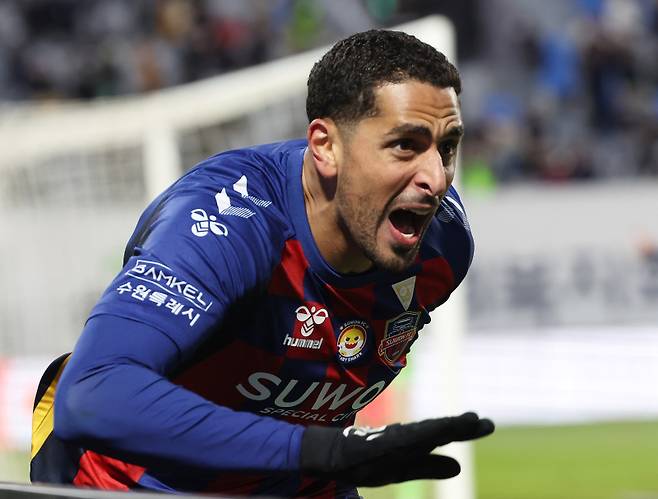 <yonhap photo-7084=""> 앞서가는 수원FC (수원=연합뉴스) 홍기원 기자 = 2일 경기도 수원종합운동장에서 열린 '하나은행 K리그 1' 수원FC와 대구FC의 경기. 골을 넣은 수원FC 싸박이 기뻐하고 있다. 2025.11.2 xanadu@yna.co.kr/2025-11-02 17:50:08/ <저작권자 ⓒ 1980-2025 ㈜연합뉴스. 무단 전재 재배포 금지, AI 학습 및 활용 금지></yonhap>