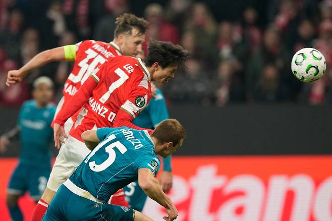 <yonhap photo-3079=""> 7일(한국시간) 독일 마인츠 메바 아레나에서 열린 피오렌티나(이탈리아)와의 2025~26 유럽축구연맹(UEFA) 콘퍼런스리그(UECL) 리그 페이즈 3차전 홈 경기에서 헤딩으로 득점을 올리는 이재성. [AP=연합뉴스]</yonhap>