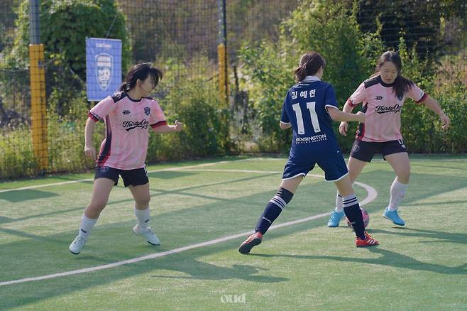 풋살을 하고 있는 김예현 서울E 매니저(왼쪽 두 번째)의 모습. 사진=본인 제공