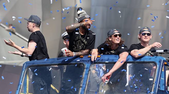 <yonhap photo-1419=""> LOS ANGELES, CALIFORNIA - NOVEMBER 03: (L-R) Blake Snell, Justin Dean, Tyler Glasnow and Emmet Sheehan of the Los Angeles Dodgers celebrate on a bus during the Dodgers 2025 World Series Championship parade on November 03, 2025 in Los Angeles, California. Kevork Djansezian/Getty Images/AFP (Photo by KEVORK DJANSEZIAN / GETTY IMAGES NORTH AMERICA / Getty Images via AFP)/2025-11-04 06:11:14/ <저작권자 ⓒ 1980-2025 ㈜연합뉴스. 무단 전재 재배포 금지, AI 학습 및 활용 금지></yonhap>