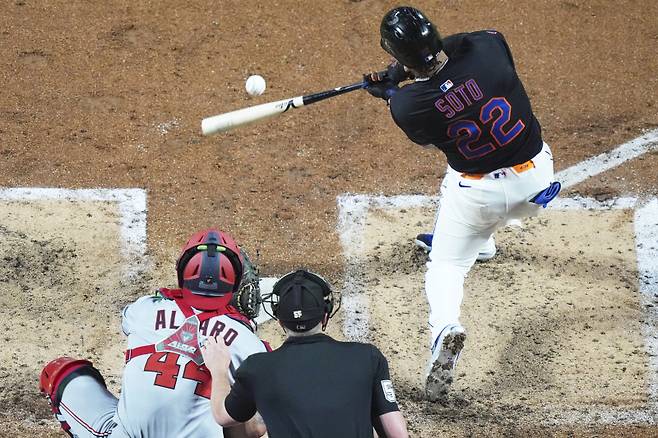 <yonhap photo-2143=""> New York Mets' Juan Soto hits a single during the third inning of a baseball game against the Washington Nationals Friday, Sept. 19, 2025, in New York. (AP Photo/Frank Franklin II)/2025-09-20 10:24:51/ <저작권자 ⓒ 1980-2025 ㈜연합뉴스. 무단 전재 재배포 금지, AI 학습 및 활용 금지></yonhap>