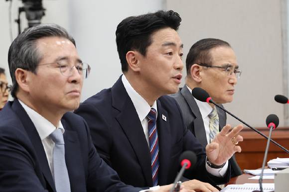 강훈식 대통령 비서실장이 6일 서울 여의도 국회에서 열린 운영위원회의 대통령비서실과 국가안보실, 대통령경호처 등에 대한 국정감사에서 위원 질의에 답하고 있다. 2025.11.6 [사진=연합뉴스]