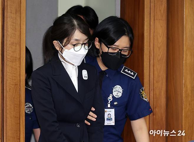 윤석열 전 대통령의 배우자 김건희 여사가 24일 서울 서초동 서울중앙지법에서 열린 김 여사의 특정범죄가중처벌법상 알선수재 및 자본시장법·정치자금법 위반 등 사건 첫 재판에 출석하고 있다. [사진=사진공동취재단]