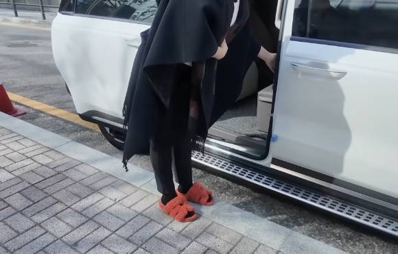 개그우먼 이수지가 부캐 '제이미맘'으로 새로운 겨울 명품패션을 선보였다. [사진=유튜브 '핫이슈지' 캡처]