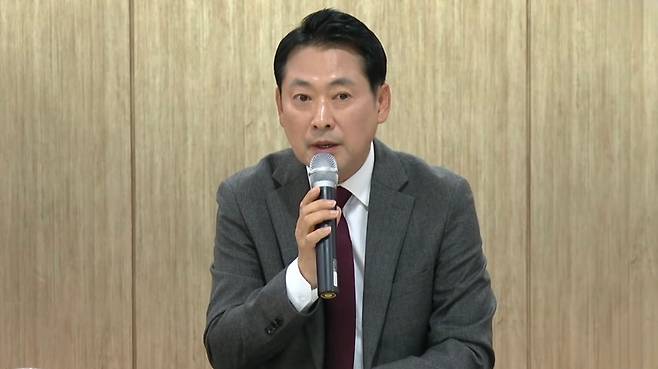 장동혁 대표가 7일 경기 용인시 수지구 한 아파트 단지에서 열린 부동산정책정상화특별위원회 현장간담회에서 발언하고 있다. (국민의힘)