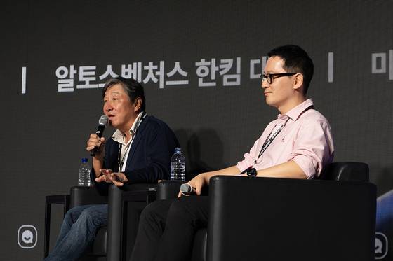 6일 서울 강남구 아모리스 역삼에서 열린 '채널콘 25' 행사에서 한킴 알토스벤처스 대표(왼쪽), 이동건 마이리얼트립 대표(오른쪽)가 무대에 올라 'AI시대, 성장하는 기업은 뭐가 다를까?'를 주제로 토론하고 있다. 사진 프루브