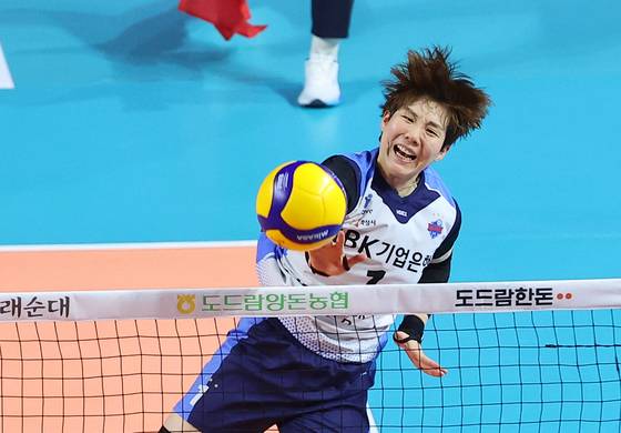 공격하는 이소영   (인천=연합뉴스) 임순석 기자 = 25일 인천 삼산월드체육관에서 열린 프로배구 V리그 여자부 흥국생명과 IBK기업은행의 경기. IBK기업은행 이소영이 공격하고 있다. 2025.2.25   soonseok02@yna.co.kr (끝)  〈저작권자(c) 연합뉴스, 무단 전재-재배포, AI 학습 및 활용 금지〉