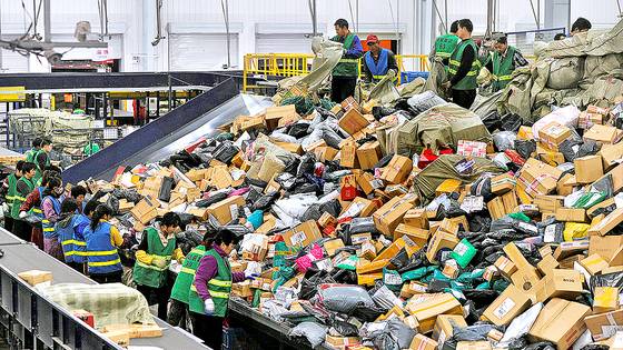 중국 산둥성 지난시의 물류업체 직원들이 몰려든 배달 상품을 분류하고 있다. 로이터=연합뉴스