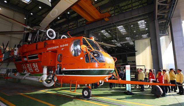 ▲ 이재명 대통령이 6일 원주 산림항공본부에서 산불진화 관·군 합동훈련 참관에 앞서 초대형헬기 S-64 에어크레인을 살펴보고 있다. 연합뉴스